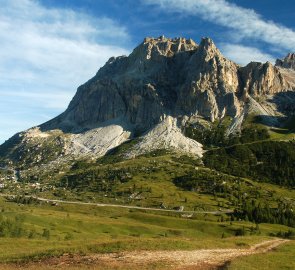 Horské sedlo Passo Falzarego a hora Lagauzoi