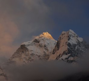 Vrchol Ama Dablam při západu slunce