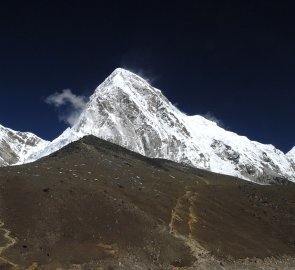 Pohled na horu Pumori 7 161 m n. m. v popředí hora Kala Patar 5550 m n. m.