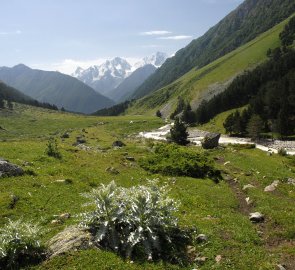 Pohled z údolí Irik v pohoří Kavkaz na hory hraničící s Gruzií