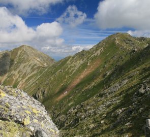 Pohled na Baníkov 2 178 m n. m. a Pachoľu 2 167 m n. m.