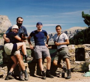 Na vyhlídkové plošině nad kaňonem v Národním parku Ordesa y Monte Perdido