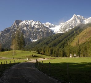 Salaše Mengg Alm, v pozadí hřeben hor Haller Mauern