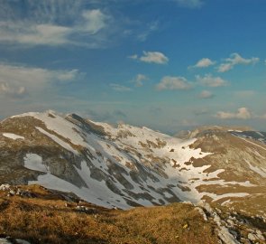 Podvečerní pohled na horu Ringkamp a výchdní část pohoří Hochschwab