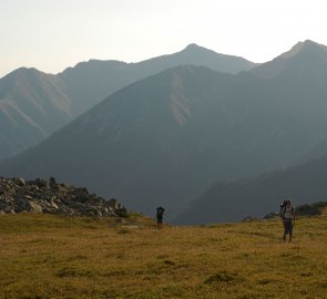 Cesta do horského kotle, v pozadí hlavní hřeben Seckauer Tauern