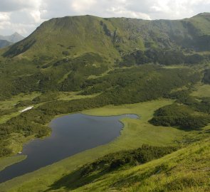 Jezero Goldbachsee z hřebenu v Rottenmannských Taurách