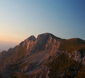 Hlavní hřeben pohoří Maglić - Bosenski Maglić 2386 m. a Černohorsky Maglić 2 388 m n. m.