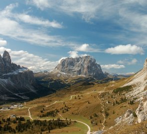 View of the Grödner Joch road saddle, Sassolungo in the background