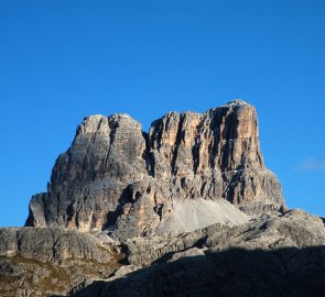 Náš cíl - hora Averau, ferrata je vedena v levé části