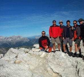 Na vrcholu hory Lagazuoi 2 778 m n. m., v pozadí masiv Sella