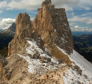 The road over the Passo Cir saddle, behind the saddle the Pizes dia Cir mountain