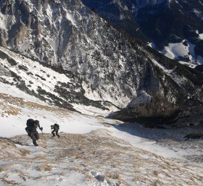 Závěrečná a nejprudší část výstupu na plošinu, v pozadí Heukuppe