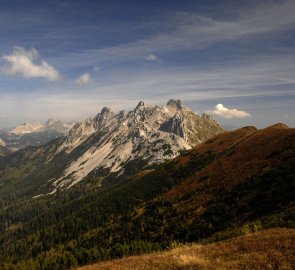 Krásný skalnatý hřeben Griesmauer s horou TAC Spitze