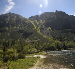 Popradské pleso a hora Ostrva se svahem, ve kterém vede stezka