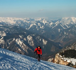 Výstup na náhorní plošinu Schneebergu, v pozadí Raxalpe a Schneealpe