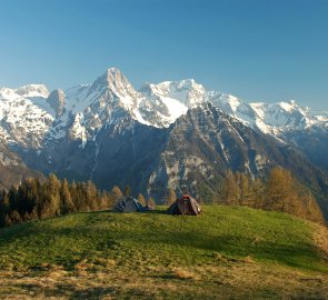 Nádherné místo pro spaní nad salašemi Peterhofer Alm s výhledem na Spitzmauer a Grosser Priel