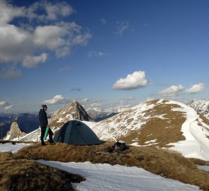 Bivak na náhorní plošině Wildfeldu, v pozadí hory Speik Kogel a Stadelstein