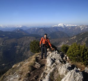 Cesta po stezce mezi kosodřevinou a srázem