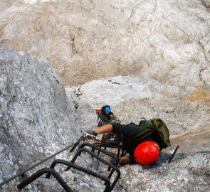 Ferrata Fianzieri na hoře Colac, exponovaný mírně převislý žebřík