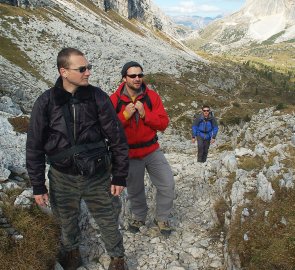 Cesta po stezce k hoře Averau v italských Dolomitech