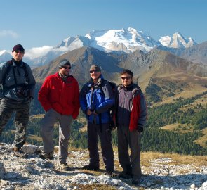 Na hřebeni hory Sass de Stria, v pozadí Marmolada