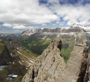 Pohled z ferraty na masiv Sella a horu Piz Boe