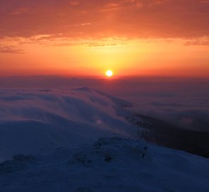 Krásný západ slunce na hřebeni Nízkých Tater, umocněný mraky pod námi