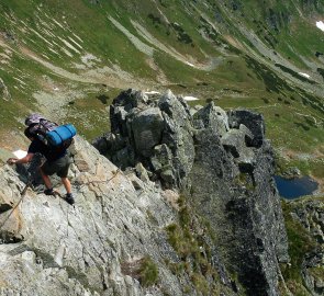 Přechod exponované části Ostrého Roháče, v údolí Jamnické plesa