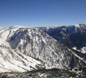 Pohled na východní část pohoří SchneeAlpe a pohoří Raxalpe