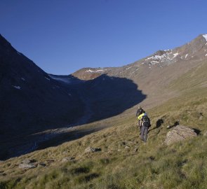 Druhý den ráno vyrážíme směr sedlo Niederjoch