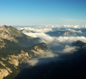 Ráno v horách - mraky nad pralesem Peručica