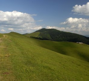 Cesta kolem salaší v pohoří Suhard