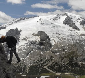 Perpendicular passage, Marmolada glacier in the background