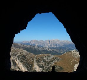 Pohled ze střílny na Dolomity