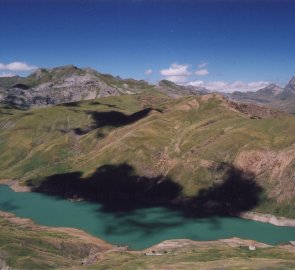 Pohled na jezero Embalse de Escarra z vrcholu hory Punta Cochata