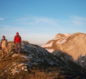 Ráno na hřebenu, v pozadí nejvyšší partie pohoří Hochschwab