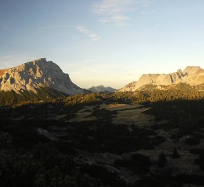 Hory Brandstein 2 003 m n. m. a Ebenstein 2 123 m n. m. ve večerním světle, pod námi salaše Pfaffing Alm