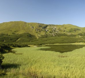 Ráno u jezera Goldbach See v Rottenmannských Taurách