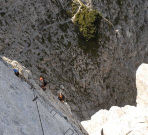 Velice nepříjemný sestup do sedla mezi věží a hřebenem hor