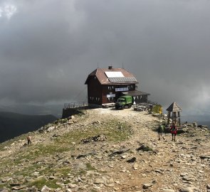 Horská chata Zirbitzkogel Haus asi 20 metrů pod vrcholem