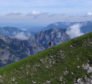 Na vrcholovém hřebínku hory Gamsfeld 2 027 m n. m.