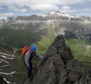 Na hřebínku hory Sas de Mezdi 2 727m n. m., v pozadí Piz Boe