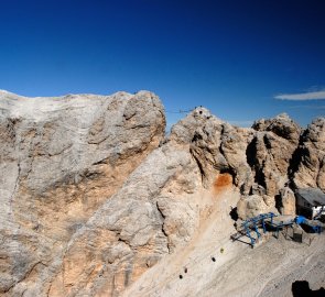 View of the footbridge and ladder on the Ivano Dibona ferrata