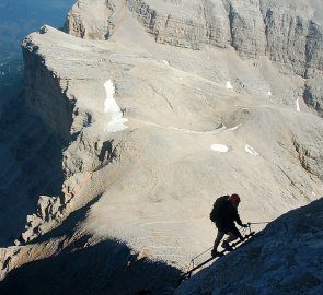 Výstup po ferratě na Piz Conturines, v pozadí Lavarela