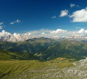 Marmolada a masiv Sella v italských Dolomitech