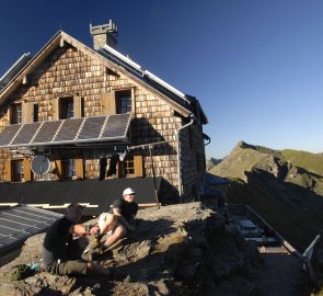 Odpočinek na chatě Niedersachsen Haus, pivo stálo 4 Eura.