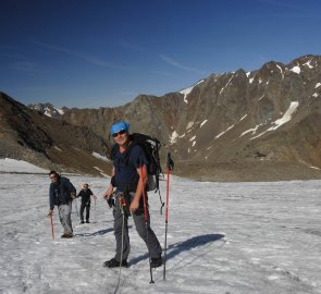 Na ledovci Hochjochferner, v pozadí sedlo Niederjoch, kde se nachází chata Similaun Hütte