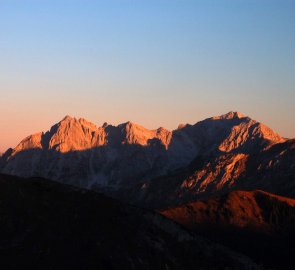 Ödstein a Hochtor v Národním parku Gesäuse při východu slunce