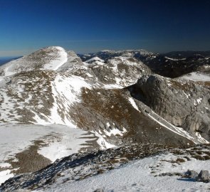 Pohled na vrchol Hochschwab 2 277 m n. m., v pozadí vpravo Rax Alpe