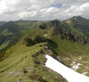 Horský hřeben, po kterém jsme pokračovali směrem k hoře Breiteckkoppe - v pozadí